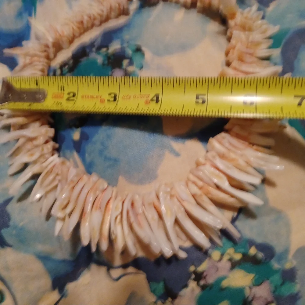 Vintage Coral Shell Necklace with Natural Tones - Picture 4 of 6